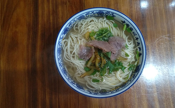 帅气男护士走俏_男护士收入