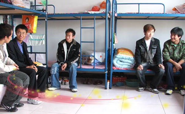 渭南挖掘机学校管吃管住吗?