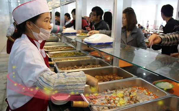 渭南挖掘机学校管吃管住吗?