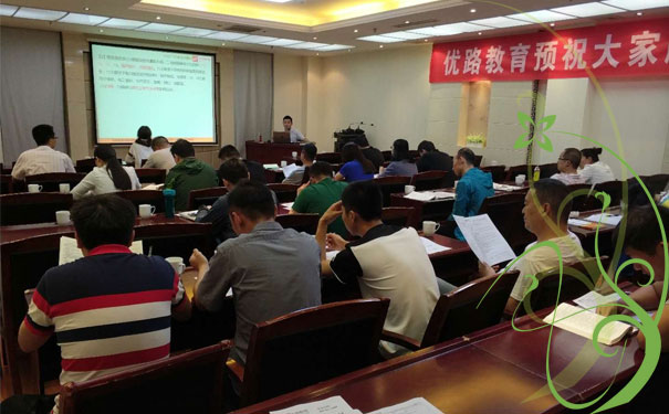 ����һ����������ʦ��ѵ���ĸ���_����Ǯ_��ַ�绰΢��