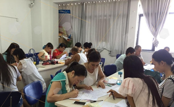 �ʺͻ����ѵ