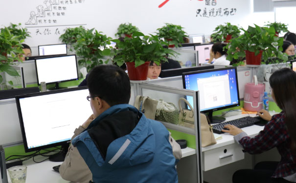 烟台会计中级职称班报名条件_学期学费