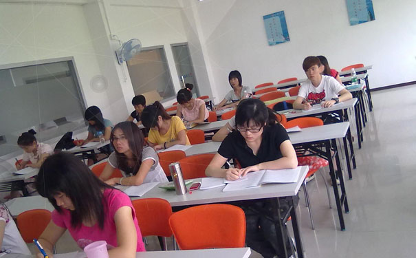 ��֦���ʺͻ����ѵѧУ