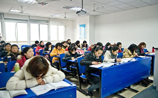 樊城学会计培训哪里好?学期学费?