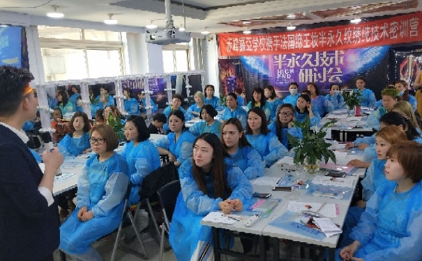 赤峰罗亚美容美发学校