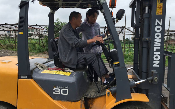 湖南永胜工程机械培训学校与企业签订合同,实现“订单式”培养人才