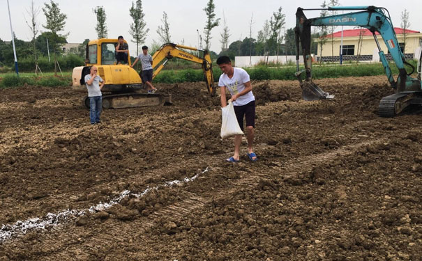 湖南永胜工程机械培训学校与企业签订合同,实现“订单式”培养人才