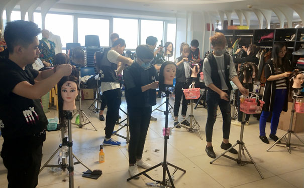 ��ϼ������ѵѧУ�ļҺ� - ѧ�Ѷ���Ǯ