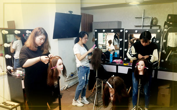 �Ƶ�������ѵѧУ�ļҺ� - ѧ�Ѷ���Ǯ