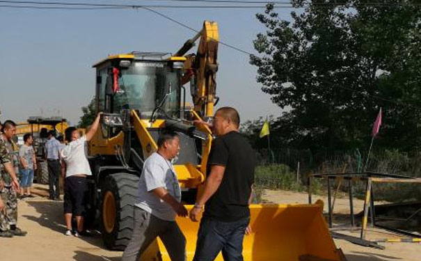 ��֣װ�ػ���ѵѧУ�ĸ��� - ��֣������ѵ�����Ǯ