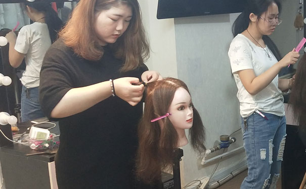 蓬莱美容美发培训学校哪个好 - 学费多少