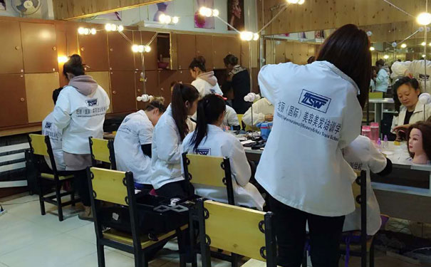 �߷���������ѵѧУ�ļҺ� - ѧ�Ѷ���Ǯ