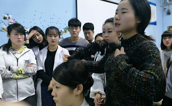 ���������ѵѧУ�ļҺ� - ѧ�Ѷ���Ǯ