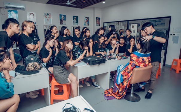 ����ѧ��ױ����� - ѧ�Ѷ���Ǯ - Ҫ���