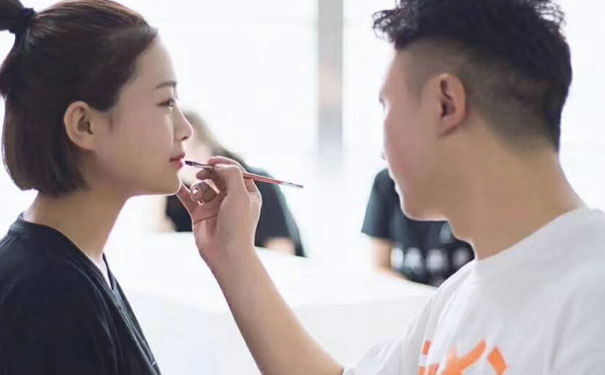 ��ɽѧ��ױ����� - ѧ�Ѷ���Ǯ - Ҫ���   