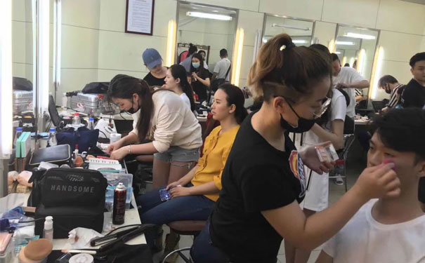 赤峰罗亚化妆培训学校-新娘化妆培训-影楼化妆培训