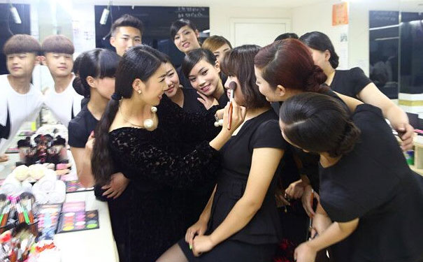 ����ѧ��ױ������ѵѧУ�۸�