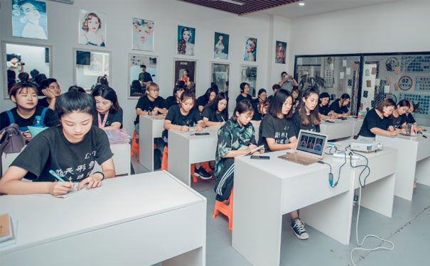 沧州学化妆学费多少钱