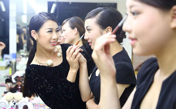 ����ѧ��ױ������ѵѧУ�۸�