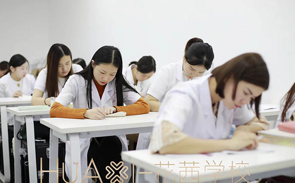 武汉化妆学校学费多少_电话