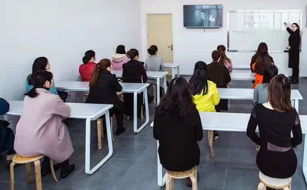 江汉学化妆哪里好 - 学费多少钱 - 要多久