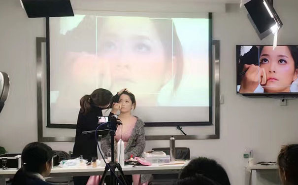 蔡甸学化妆哪里好 - 学费多少钱 - 要多久