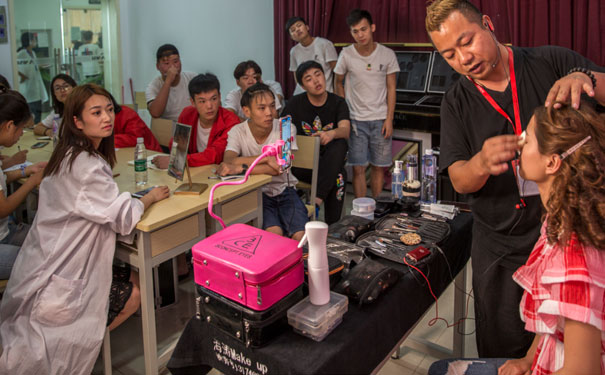 �ȷ���ױ��ѵѧУ�ĸ��� - ѧ�Ѷ���