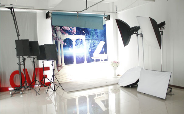 �Ϻ���������ױ��ѵѧУ�ĸ��� - ѧ�Ѷ���