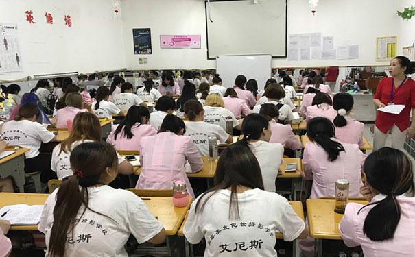 ���ݻ�ױ��ѵѧУ�ĸ��� - ѧ�Ѷ���