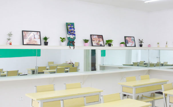 武汉洪山区化妆培训学校哪个好 - 学费多少