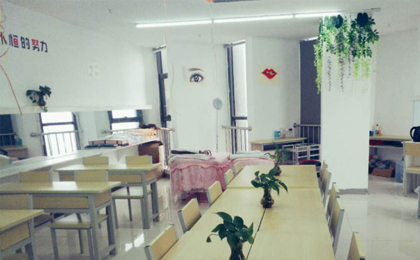 �人��ɽ��������ѵѧУ�ĸ��� - ѧ�Ѷ���Ǯ