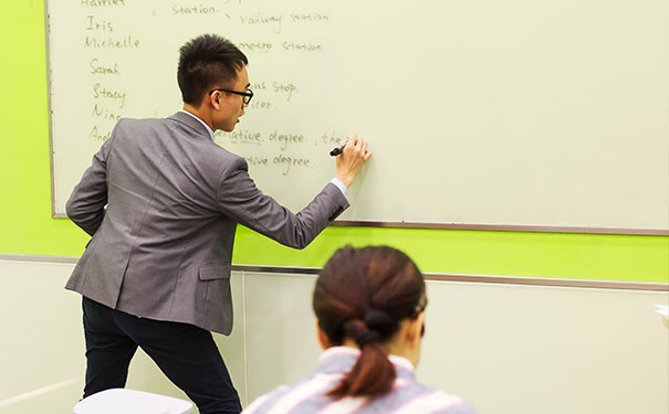 ���ݹ�ҵ԰������Ӣ��������Ͽγ��ĸ���_����Ӣ����ѵ����