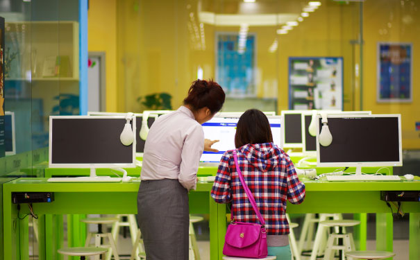 ʯ��ׯ����Ӣ����ѵ�����շѱ�׼