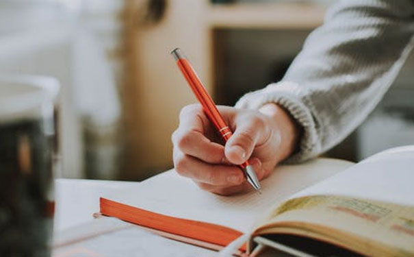 ��������Ӣ����ѵҪ����Ǯ