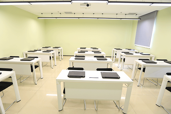  ���ݽ�����IT��ѵѧУ�ļҺ�-ѧ�Ѷ���Ǯ