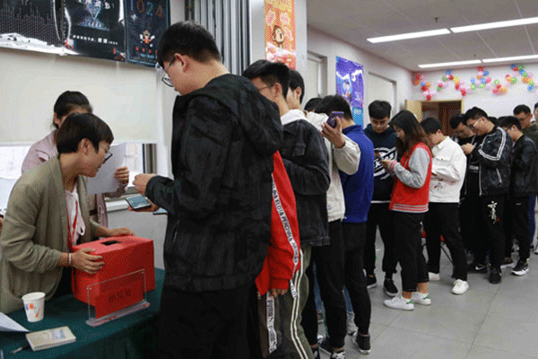 �����廪��IT��ѵѧУ�ļҺ�-ѧ�Ѷ���Ǯ