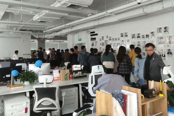 ������ƽ��IT��ѵѧУ�ļҺ�-ѧ�Ѷ���Ǯ