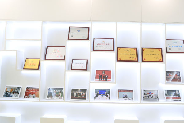 ����IT��ѵѧУ�ļҺ�-ѧ�Ѷ���Ǯ