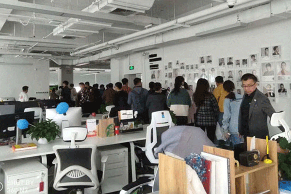 �人��ɽ��IT��ѵѧУ�ļҺ�-ѧ�Ѷ���Ǯ