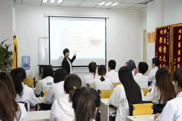 ����ͳ��ѧУ�շѱ�׼