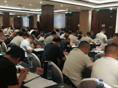 ���ϳ��˸߿���ǰ��ѵ���ĸ���_ѧ�Ѽ۸����Ǯ/