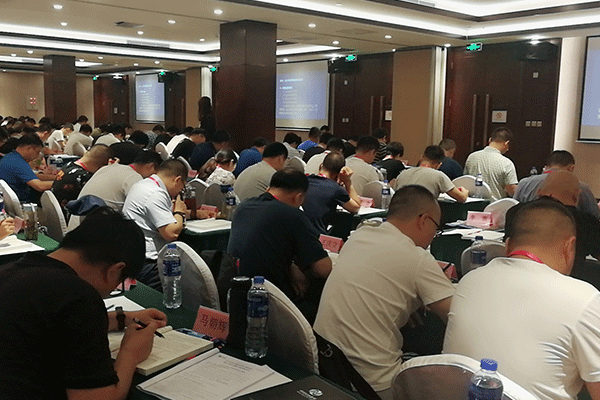 ���ĳ��˸߿���ǰ��ѵ���ĸ���_ѧ�Ѽ۸����Ǯ