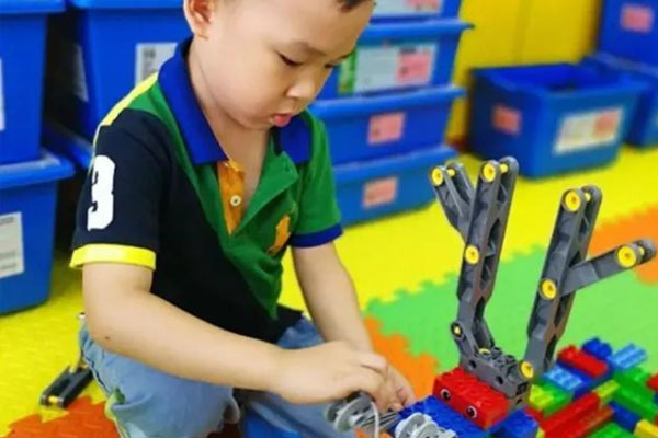 孩子学编程有用吗_学多久_最佳年龄-大连童程童美