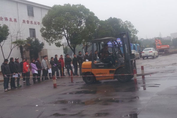 武汉学叉车到哪家学校?学费多少?