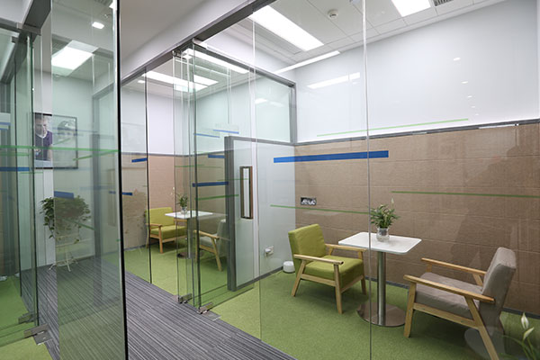 ���ڳ���Ӣ����ѵѧУ��Ŀ��