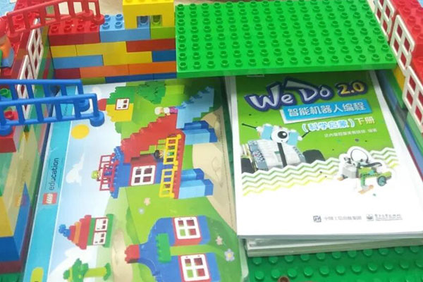 ̩���ٶ������ѵѧУ���ĸ�λ����