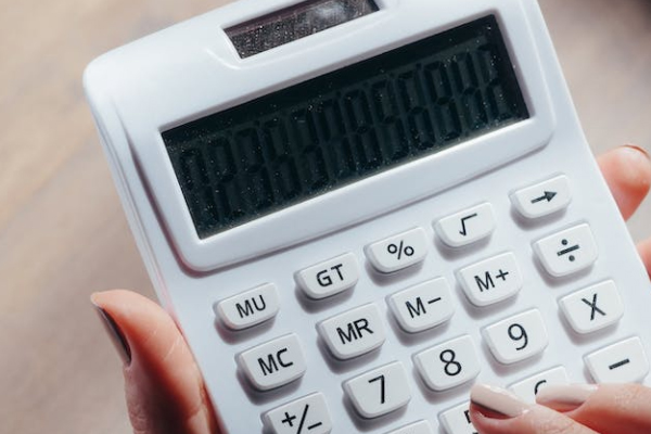 ���ݾ���ʦ������ѵѧУ�ļҺ�