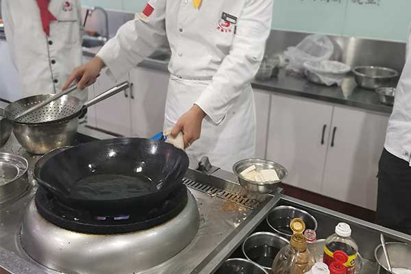 保定虎振厨师学校有在哪上学的吗