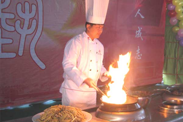 保定虎振学厨师学费多少钱