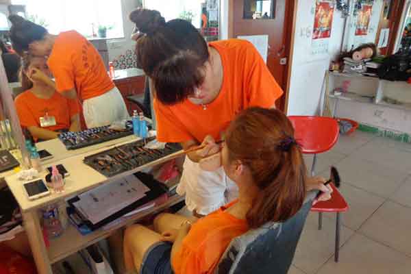 ��̨�����ױ��ѵѧУ_���ﻯױʦ��ѵ����_����ױ��ѵ��